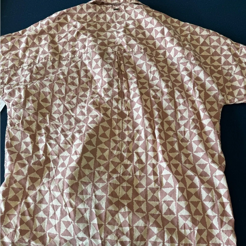 O'Neill neutral taupe & cream cover up/button down shirt! Very versatile 💦